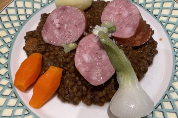 Saucisse de Morteau, lentilles, carottes et oignon nouveau